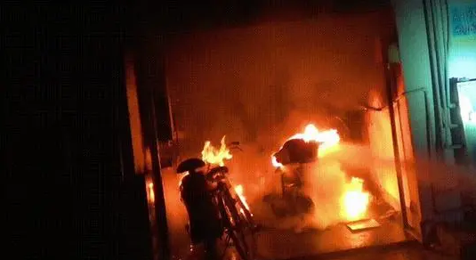 山西一住宅楼电动车起火，浓烟大火封死楼道口...电动车充电隐患重重