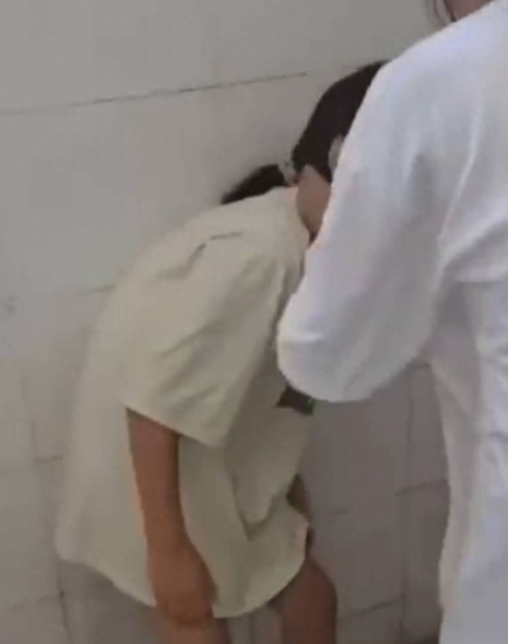 校园欺凌报警:重庆一中学女生遭多人殴打逼迫下跪 校园欺凌报警:重庆一中学女生遭多人殴打逼迫下跪